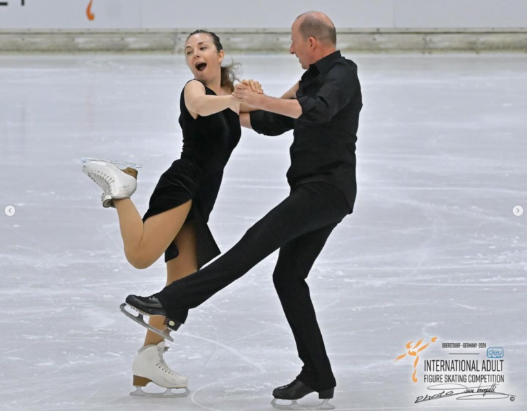 Gianni e Cinzia, coppia adulti di danza, durante la gara di Oberstdorf 2024. Foto di Luca Tonegutti