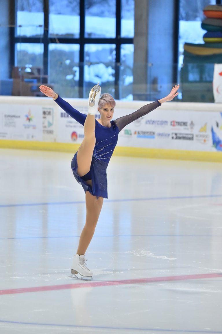 Mari in una posizione coreografica